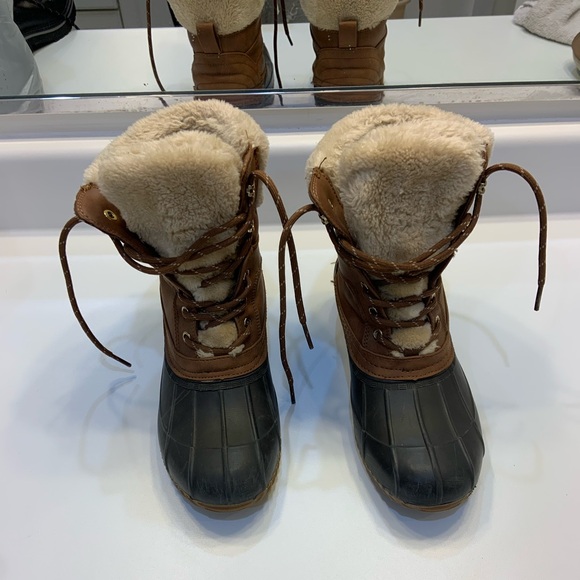 Tommy Hilfiger Rain Duck boot size Medium. Boot good for rain or snow - Picture 7 of 12